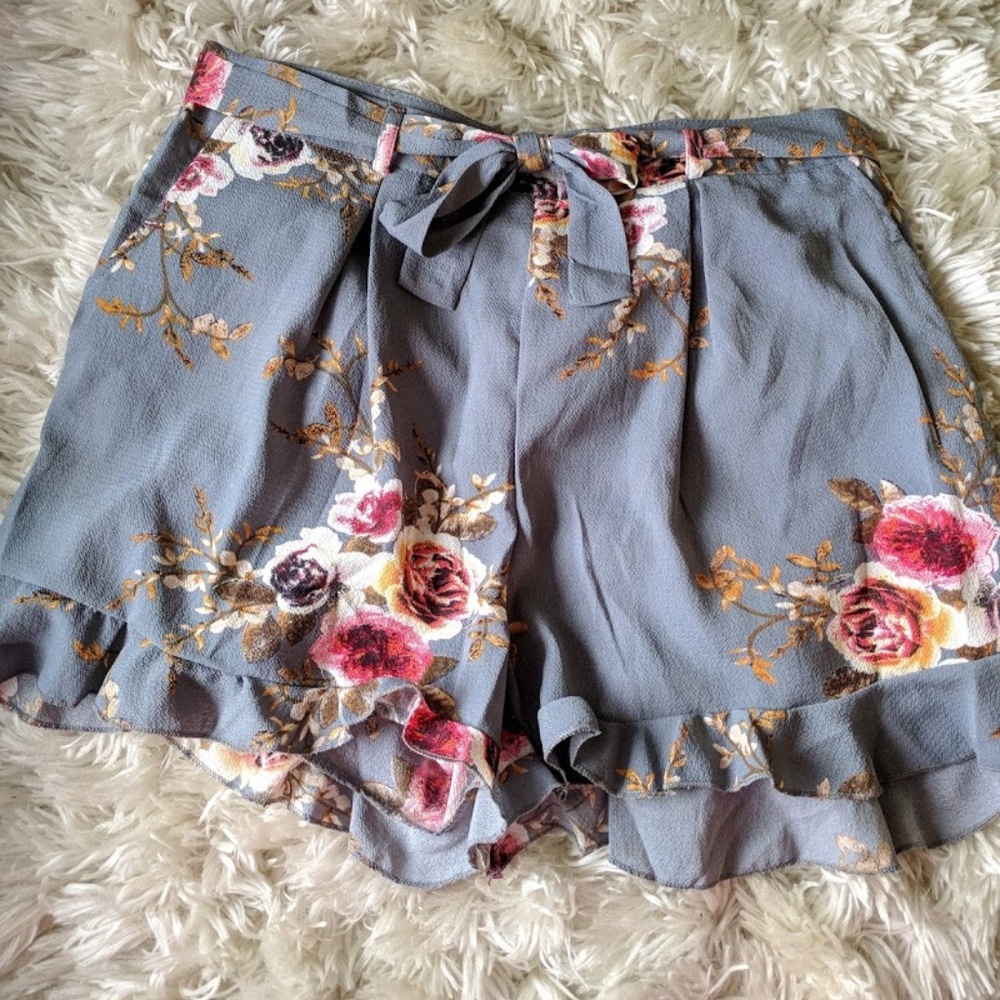 Girly High-Waisted Shorts with Pleats & Bow